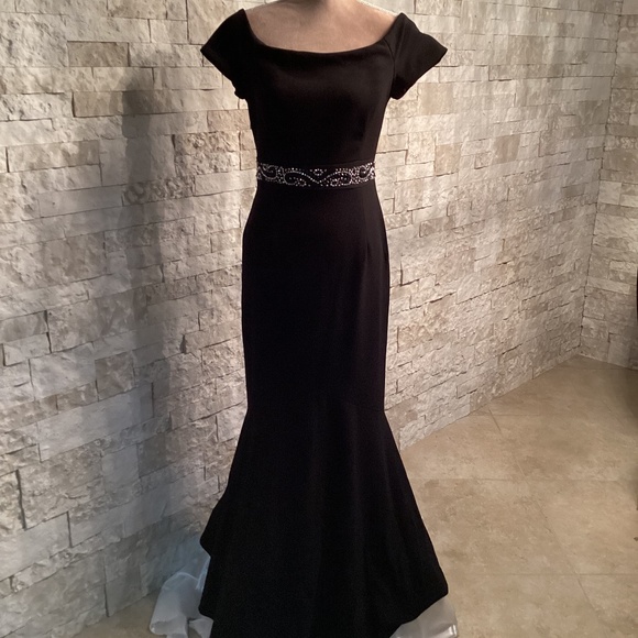 Betsey & Adam Off-The-Shoulder Mermaid Gown - Picture 1 of 13